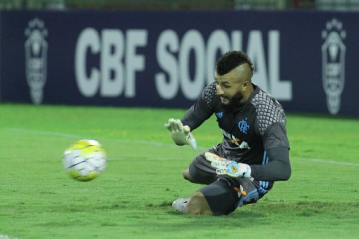 Muralha fecha o gol e pode virar titular no Flamengo: Todos que vêm querem jogar