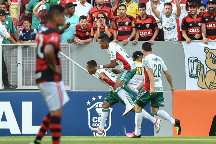 Palmeiras supera defesas de zagueiros do Fla, vence e entra no G4