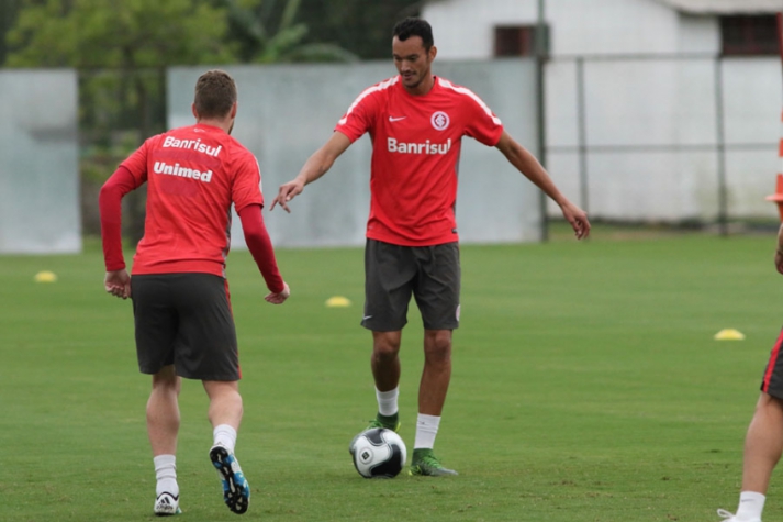 Além de Vaz, Flamengo planeja regularizar Réver já para domingo