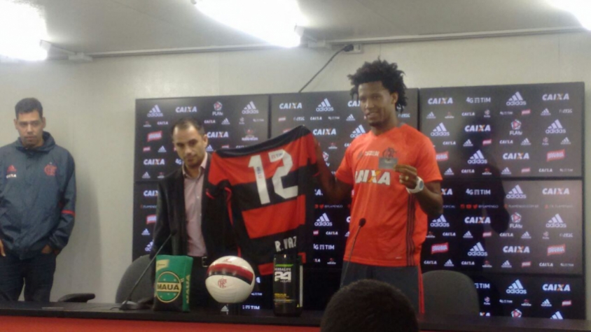 Ex-Vasco, Rafael Vaz veste camisa do Fla e afirma que todos jogadores sonham com este momento