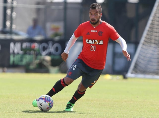Tem vaga? Canteros reaparece no time do Flamengo após quatro meses