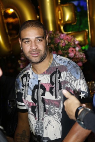 Gols, polêmicas, mulheres, idolatria... Os 35 anos de Adriano Imperador!