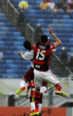 Jogadores evitam culpar Rafael Vaz após erro bisonho no Fla x Flu