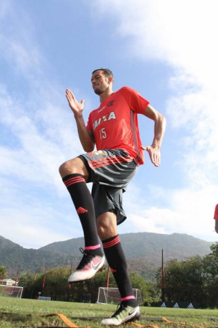 Entrevista: Réver diz que já cansou de falar sobre lesões e mostra credenciais no Flamengo