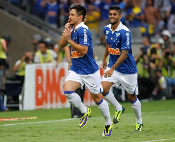 Willian, do Cruzeiro, fazendo sinal de bigode