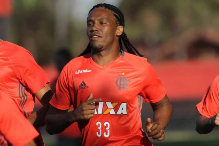 Vaz dá boas-vindas a Damião e se diz tranquilo por disputa na zaga