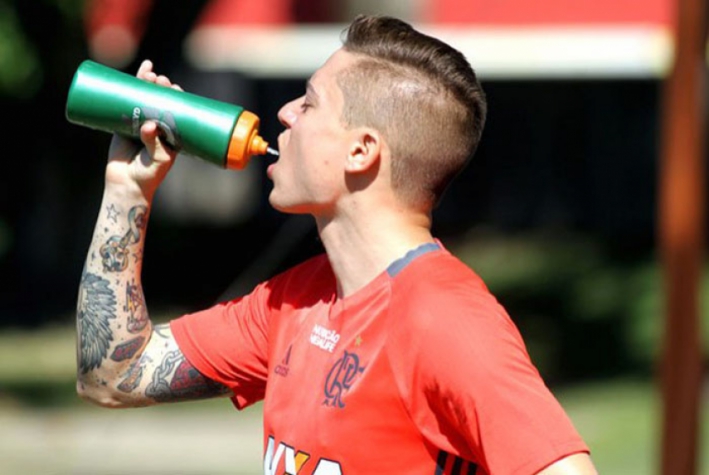 Sem espaço no Fla, Adryan pode voltar à Europa ao fim da temporada