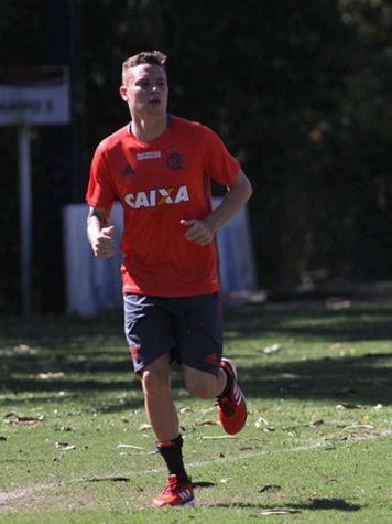 Mais tempo: Flamengo renova contrato de Adryan até o fim de 2017
