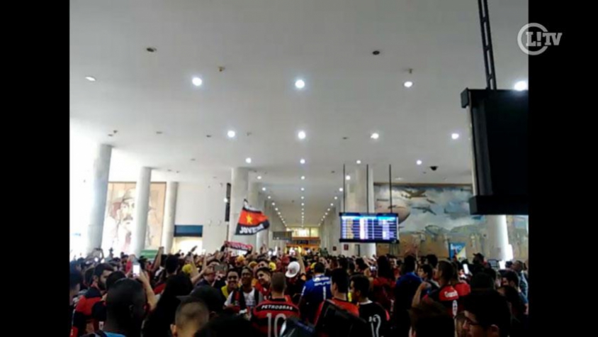 VÍDEO: Torcida do Flamengo lota aeroporto para receber Diego