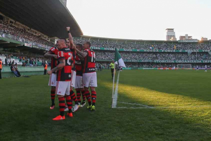 Flamengo vence o Coritiba no Couto Pereira e segue na cola do G4