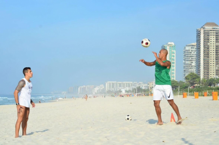 Júlio César treinando na praia (Divulgação)
