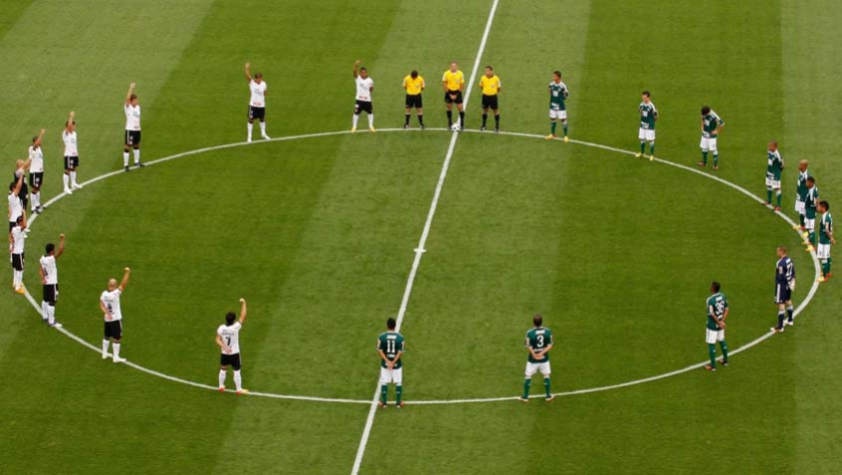 2011 – Jogadores e torcida homenageiam Sócrates, que faleceu no dia do título do Brasileiro