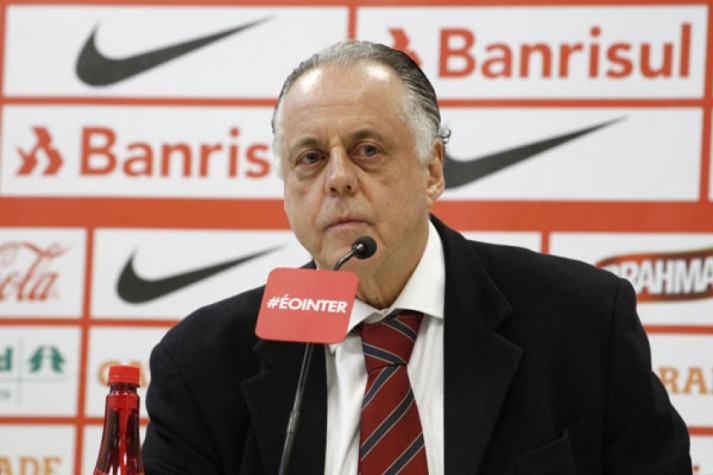 “Nunca contrataria”; Ex-presidente do Inter faz ‘pouco caso’ de Suárez e arruma confusão com torcida do Grêmio