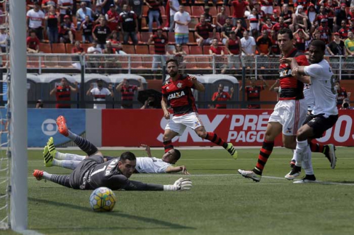Flamengo vence o Figueirense e mantém cheirinho de hepta no ar