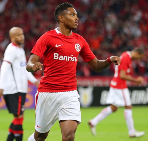 Flamengo vê dificuldades por Vitinho; vice analisa: "Um investimento difícil"