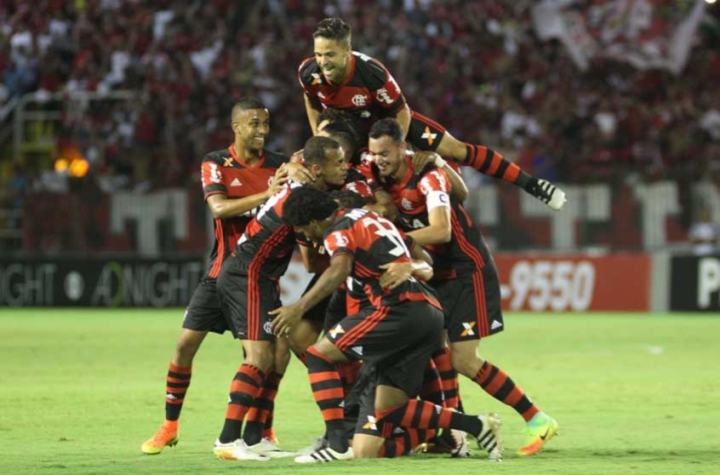 Polêmica e Fernandinho decisivo: Fla vence Flu e encosta no líder Palmeiras