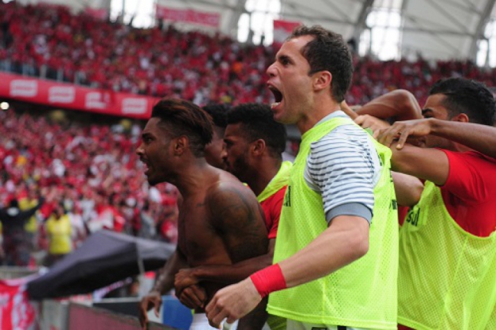 Em dia de Vitinho, Inter vence o Flamengo e deixa o Z4; Palmeiras agradece