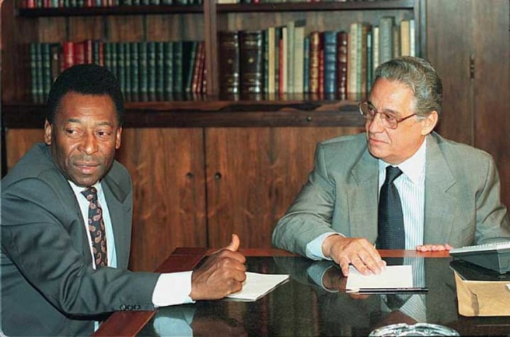Pelé conversa com o então presidente do Brasil Fernando Henrique Cardoso