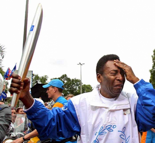 Pelé se emociona ao carregar a tocha olímpica no Rio de Janeiro no ano de 2004