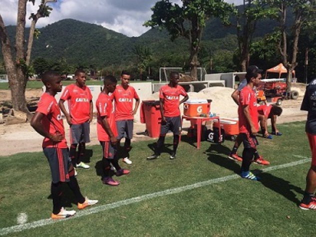 Com Vaz recuperado e garotos da base em campo, Fla volta ao batente no Ninho