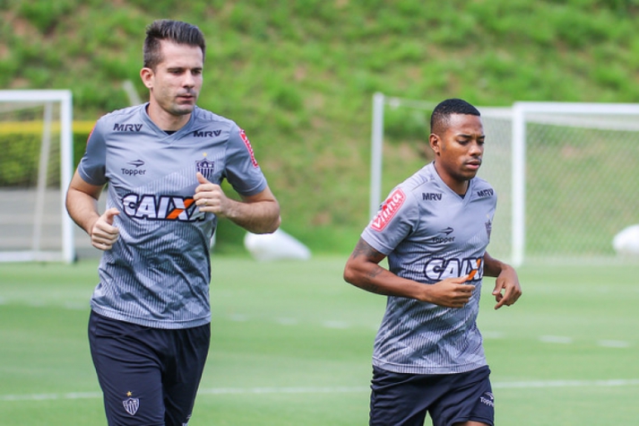 Victor e Robinho correm em campo da Cidade do Galo (Foto: Bruno Cantini/Divulgação/Atlético-MG)