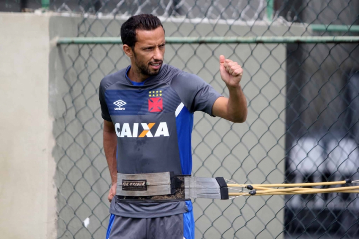 Nenê voltou a treinar em campo neste sábado