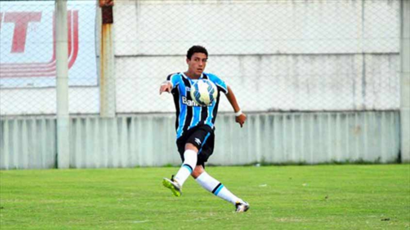 Duas equipes da elite na Itália observam a contratação de meio-campista do Grêmio