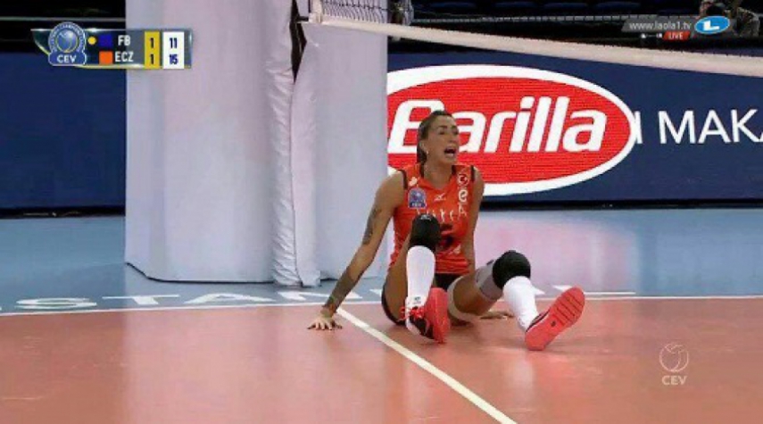 Thaisa sofreu grave lesão no tornozelo (Foto: Reprodução)