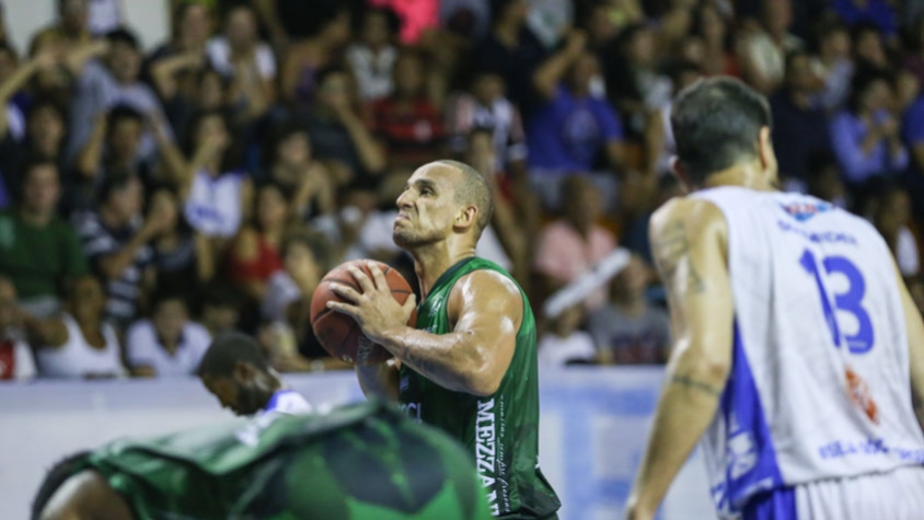 Alex chegou ao seu terceiro duplo-duplo na temporada, com 17 pontos e 11 rebotes