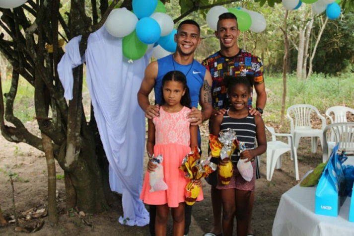 Bryan e Makton, de Cruzeiro e América-MG, distribuem ovos de Páscoa
