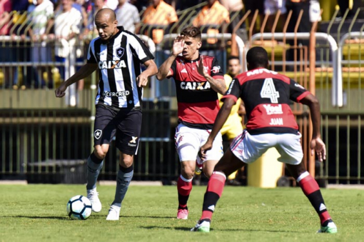 De volta ao time titular do Flamengo, Juan recebe elogios de Zé Ricardo