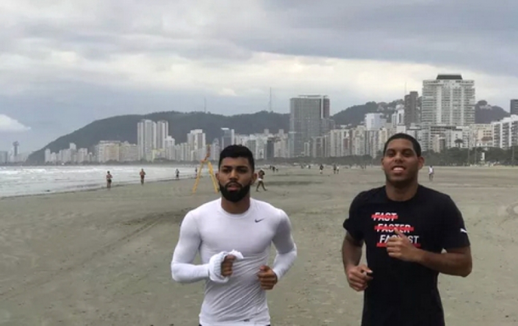 em férias atacante gabigol posta foto treinando na praia de santos