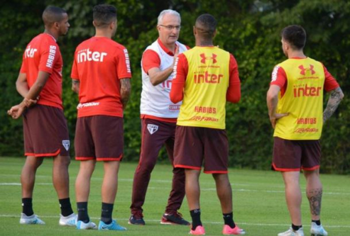 Dorival Júnior conversa com jogadores no treino