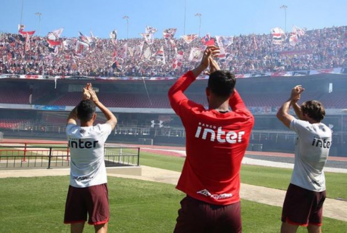 Festa da torcida do São Paulo em treino no Morumbi
