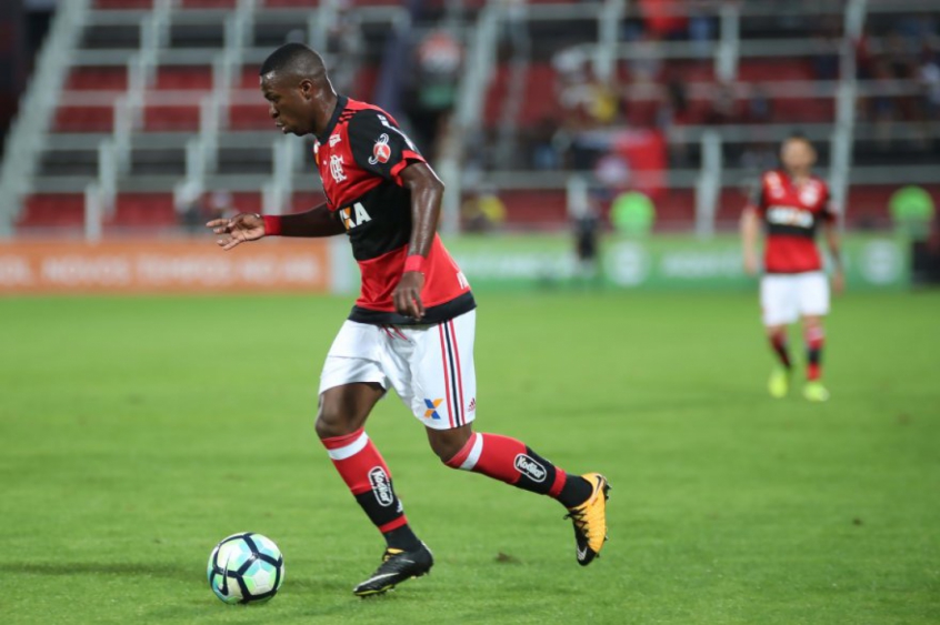 Vinicius Júnior, que será titular, conduz a bola no último jogo do Flamengo. O Rubro-Negro venceu o Atlético-PR por 2 a 0, pela 22ª rodada do Brasileiro