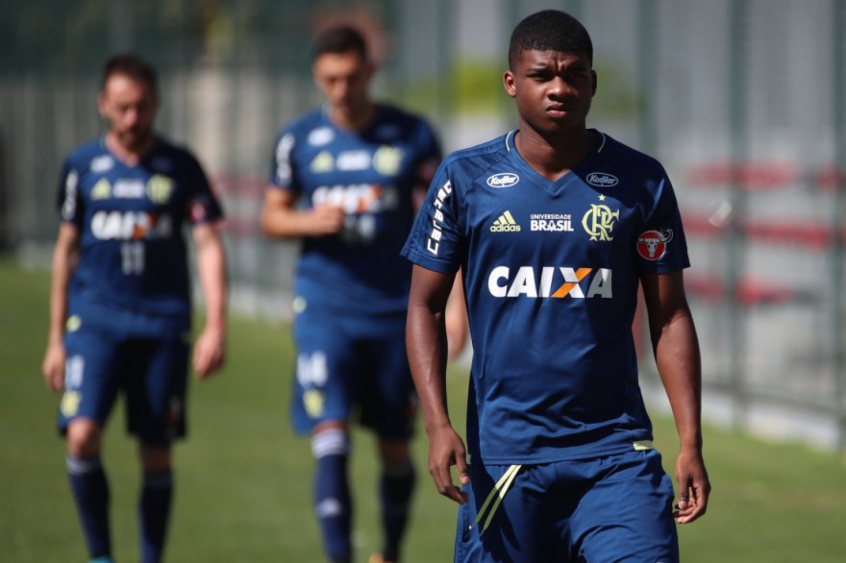 Chegou a hora! Flamengo promove Linconl ao time profissional