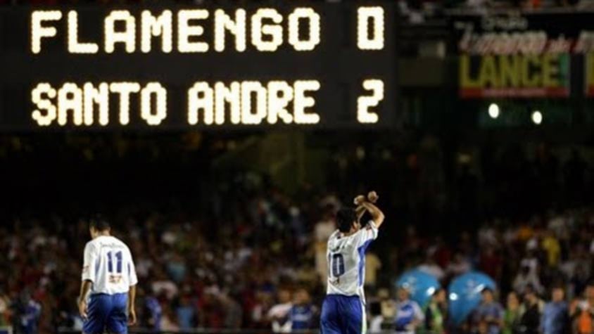 Ao fundo, placar final do confronto decisivo da Copa do Brasil de 2004. Foto: Reprodução