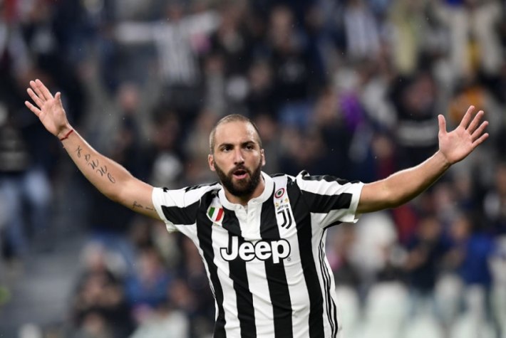 O argentino Gonzalo Higuain comemora um dos gols da Juventus