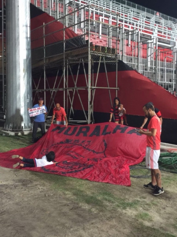 Antes da final, torcedores dão força e entregam bandeira para Muralha