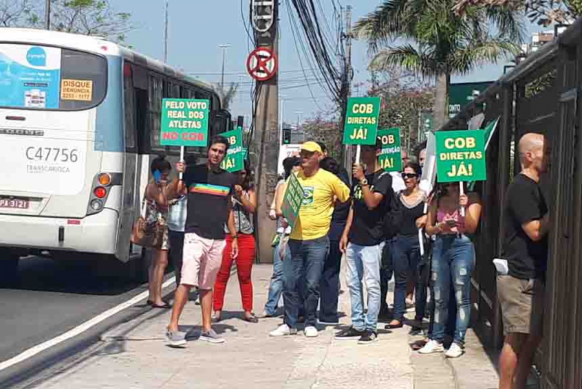 Atletas e ex-atletas fazem ato em frente ao COB