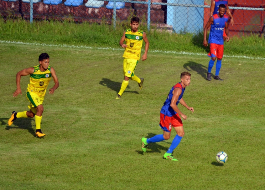 O volante Julinho realiza a transição de jogo do Bonsucesso no Leônidas da Silva