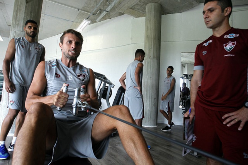 Juliano Spinetti observa trabalho de Henrique no CTPA
