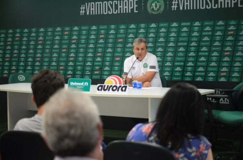 GIlson Kleina vê reforços como presenças pontuais na Chapecoense