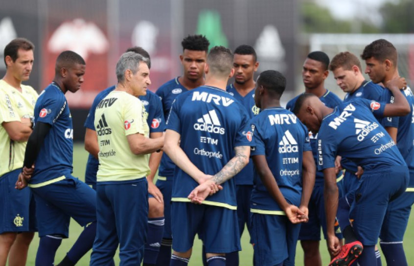 Meio criador? Flamengo reencontra Carpegiani, primeiro técnico do ano