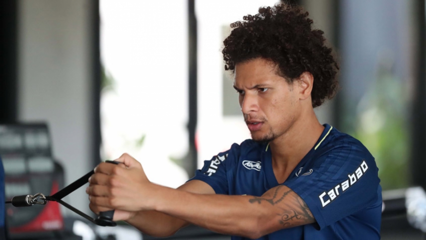 Arão revela conversa com Carpegiani e aprova atuação contra o Macaé