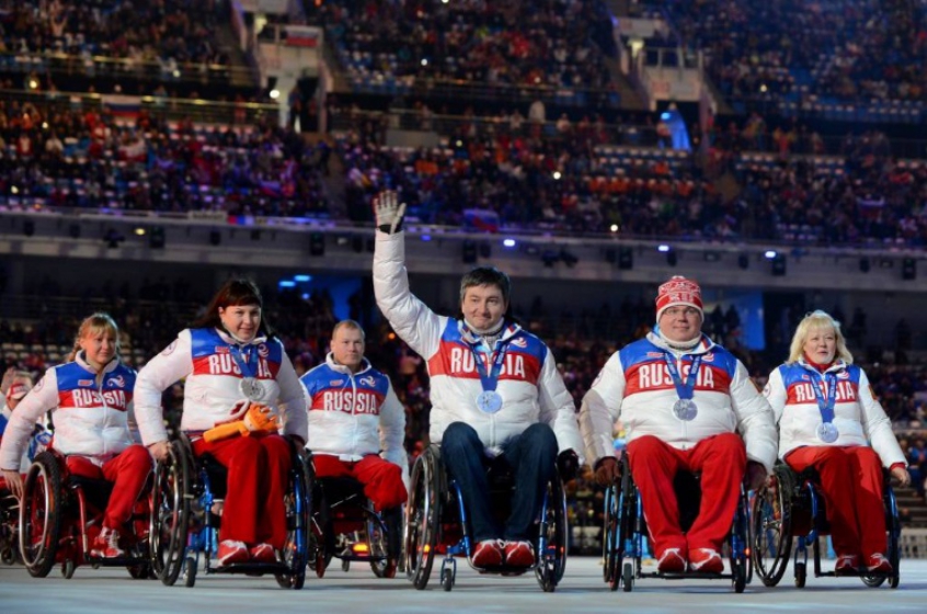 Participação de paratletas russos na cerimônia de encerramento das Olimpíadas de Inverno Inverno de Sochi, em 2014