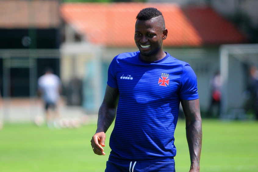 Riascos durante treino em São Januário