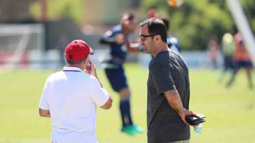 Ações desagradam, futebol não ajuda e situação tenta distanciar-se de Bandeira de Mello