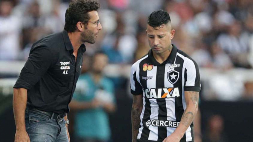 Valencia no clássico entre Botafogo e Vasco
