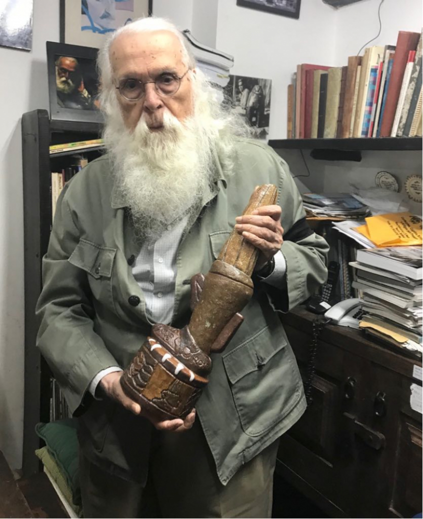 O artista plástico Francisco Brennand com sua criação